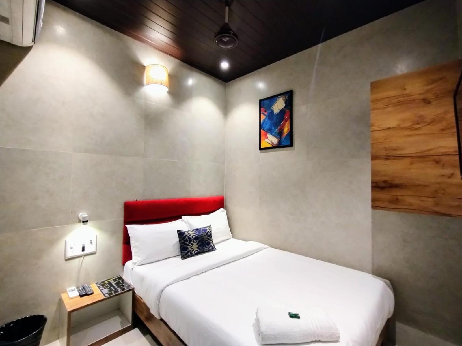 Hotel Eros - Nr Airport T2