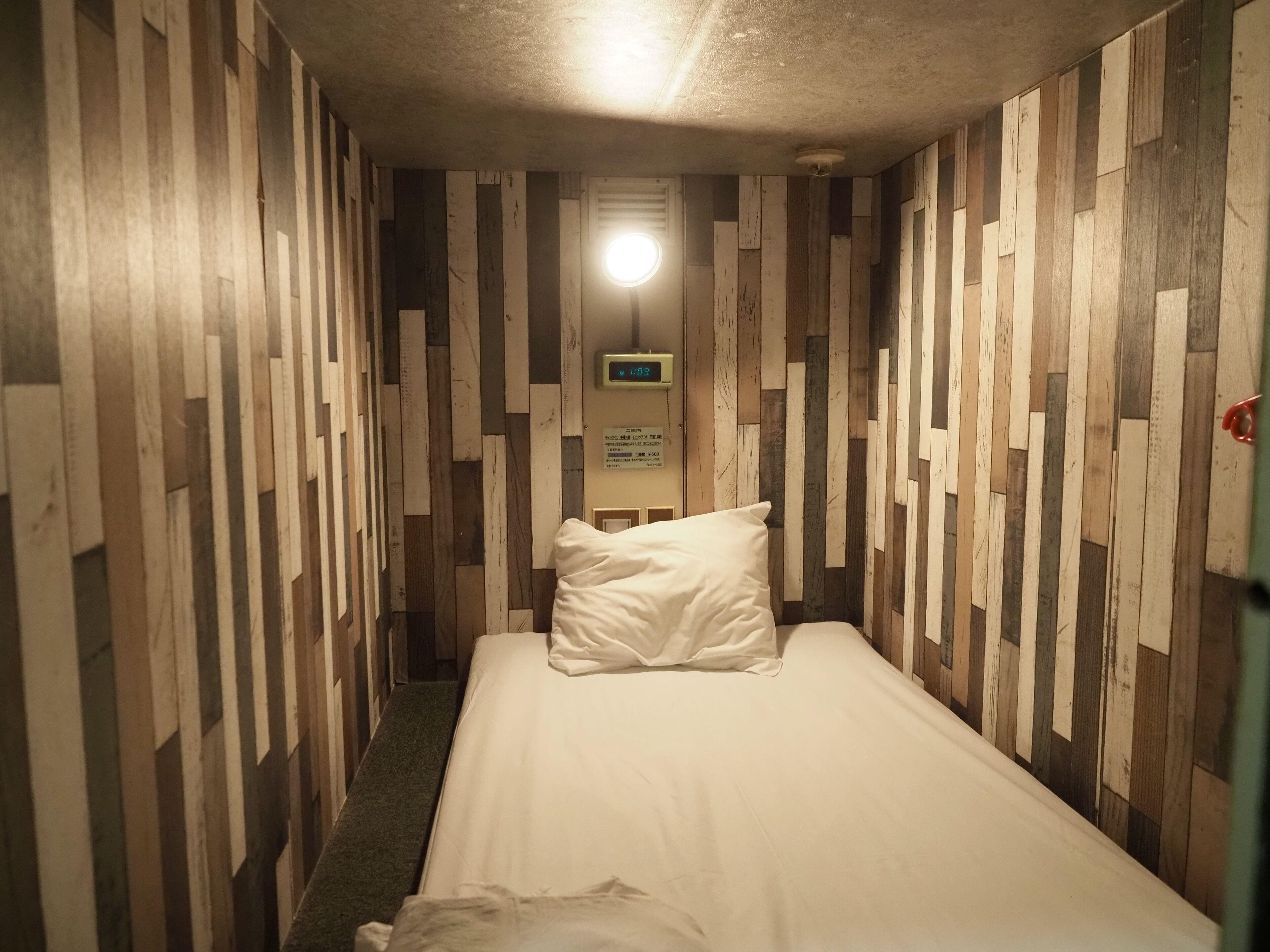 Capsule Hotel Block Room - Tokyo