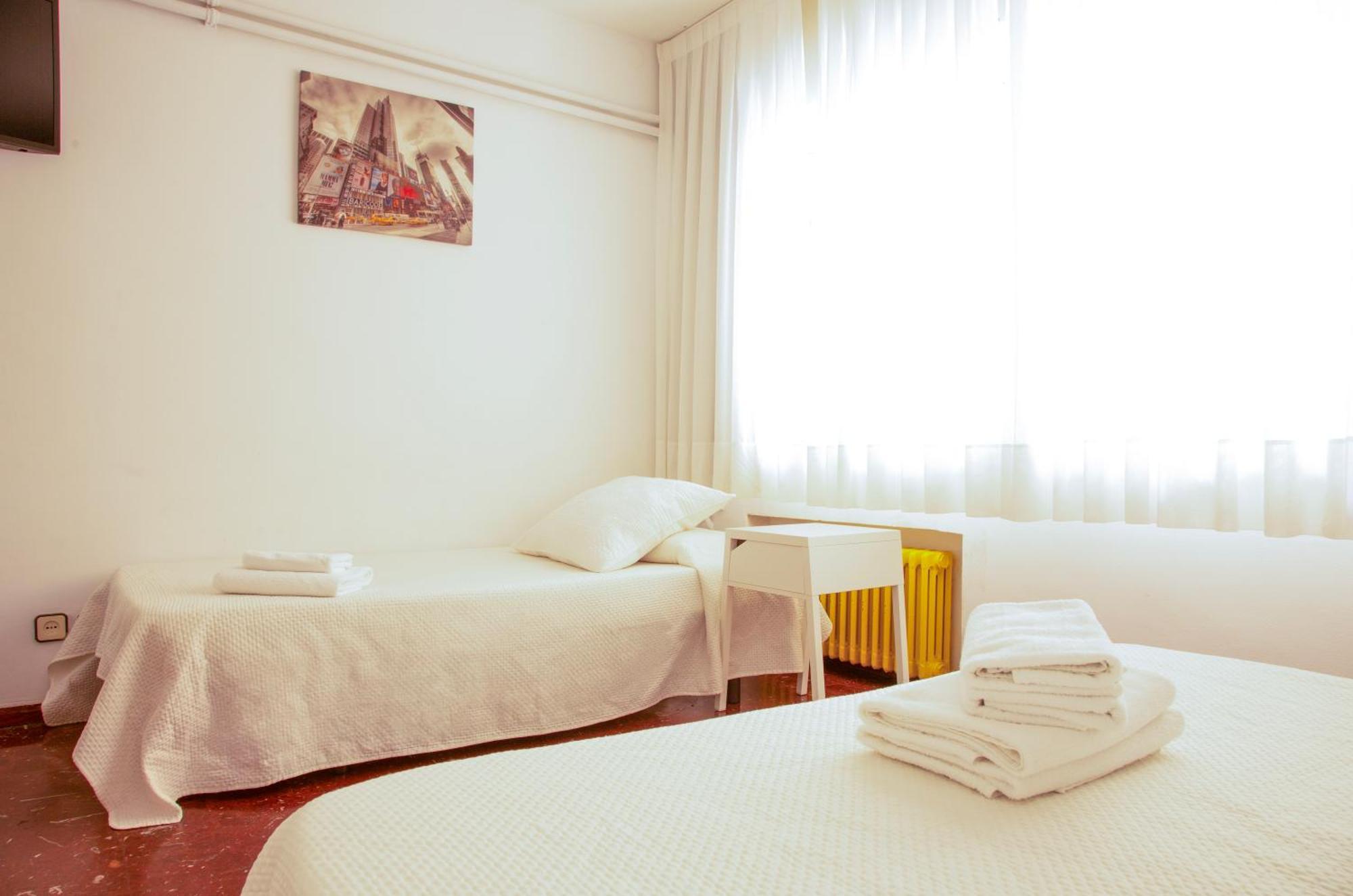 Barcelona City Street Hostal