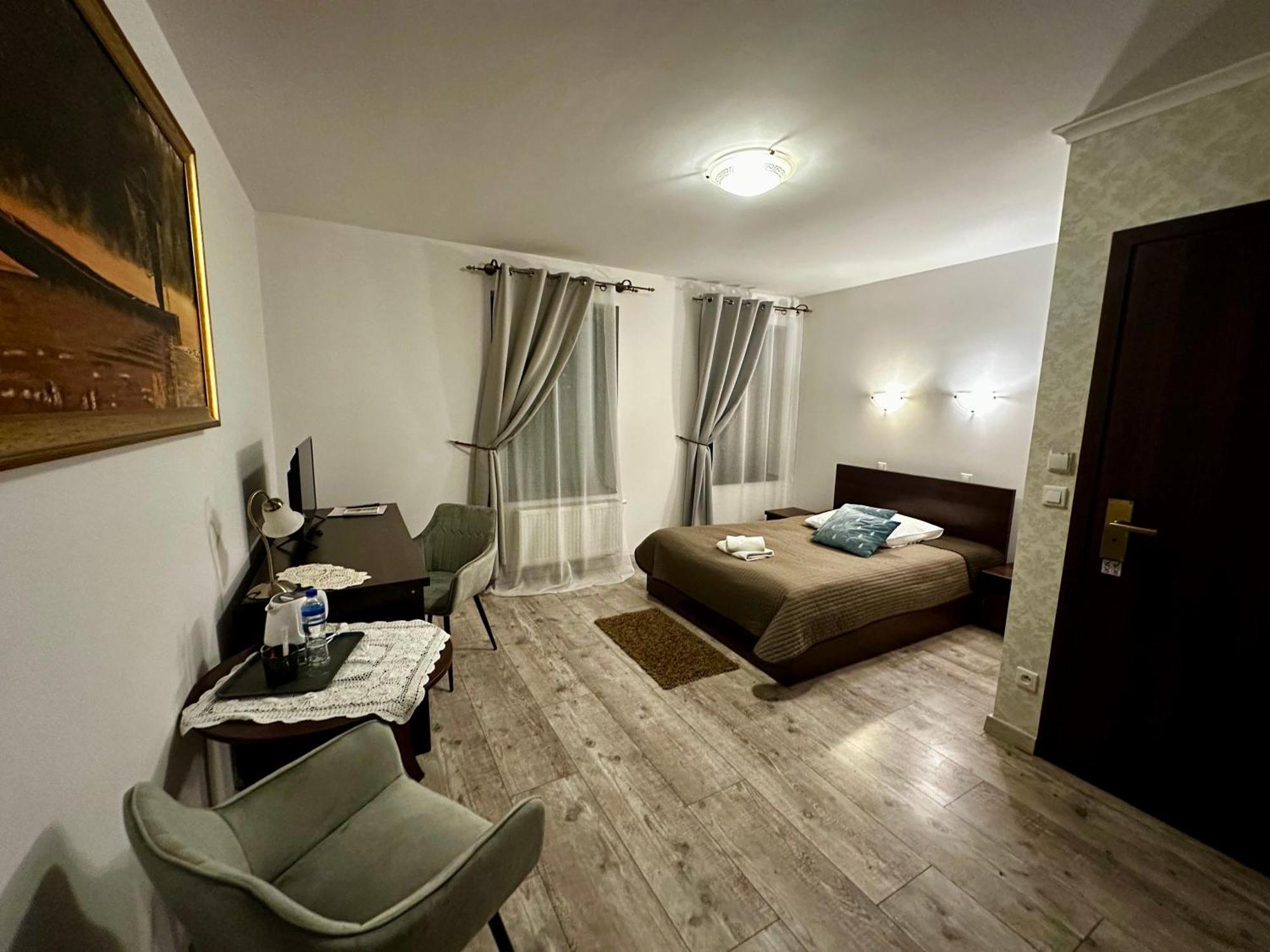 Dworek Zloty Rog Hotel I Restauracja