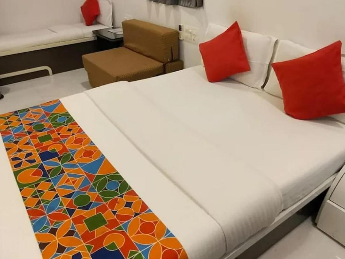 Hotel Satellite